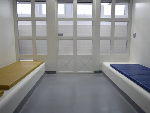 Garde à vue : des conditions d'accueil "indignes" en période de...